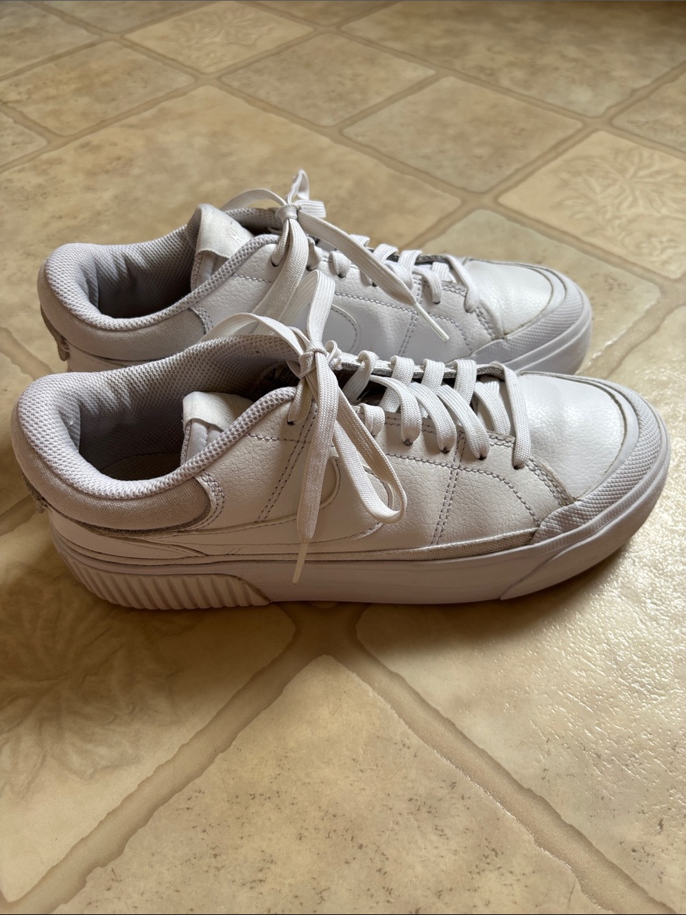 Nike Women Court Legacy Shoes
7.5 Lift Triple White Platform
Sneakers DM7590-101